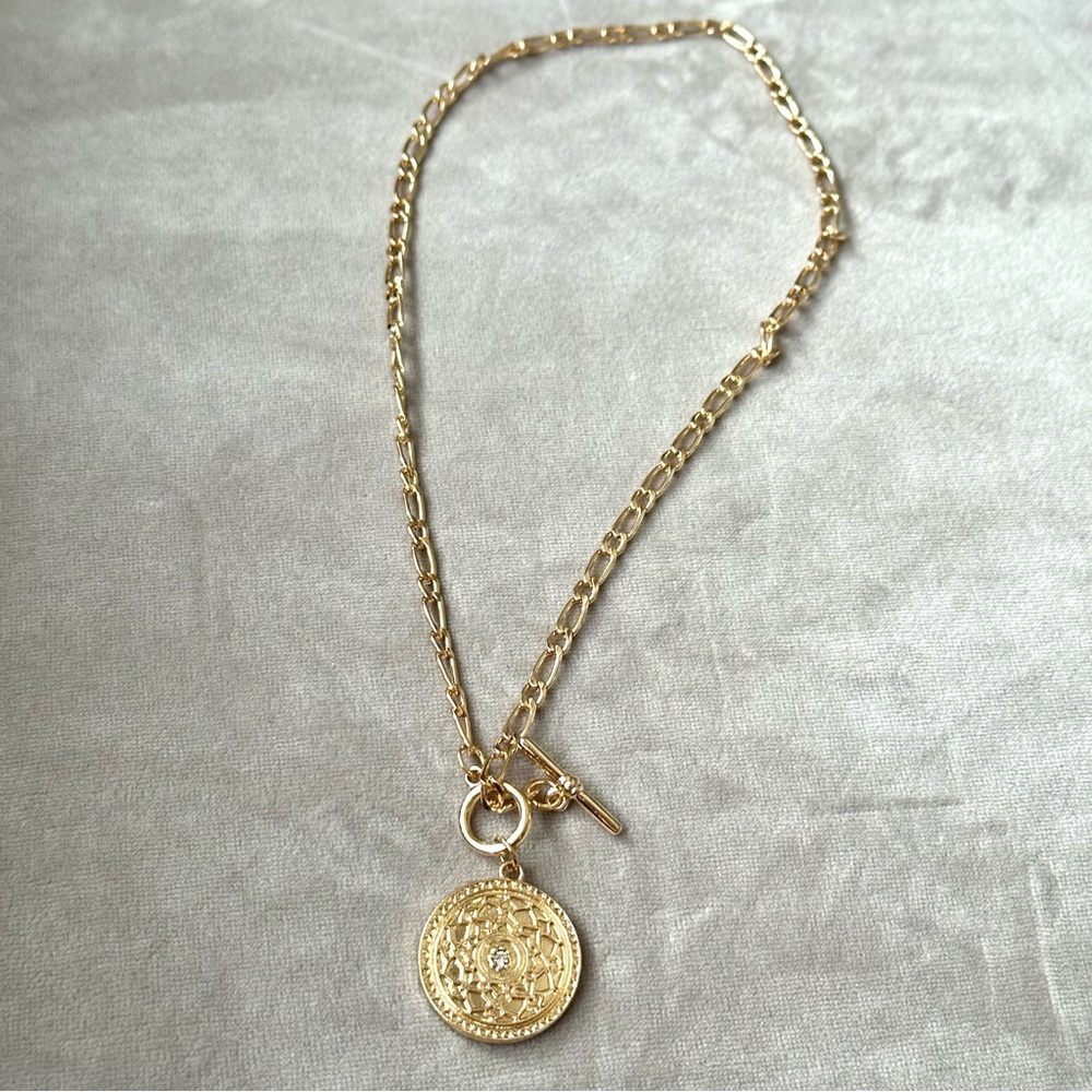 Fashion Jewelry Necklace Gold Toggle Medallion Pendant Center Crystal NWOT - Picture 2 of 6